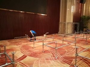 現(xiàn)場緊張搭建中