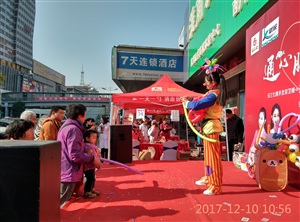主持、小丑和大媽舞蹈吸引人氣